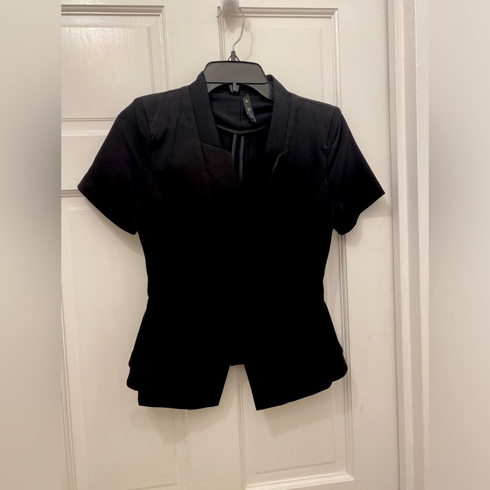 Cute blazer with short sleeves and beautiful hips detail